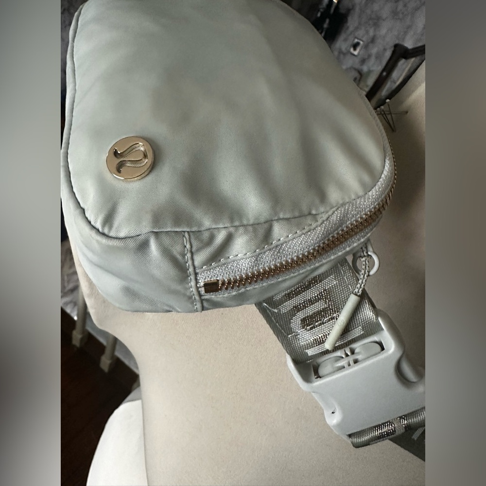 Lululemon Athletica Gray White Gold Glitter Crossbody Everywhere Belt Bag 1L - Picture 6 of 16